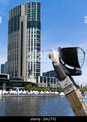 dh Yarra River MELBOURNE AUSTRALIA Crown Towers Southbank Crown Casino Hotel Skulptur am Flussufer moderne Kunst im Freien Stockfoto