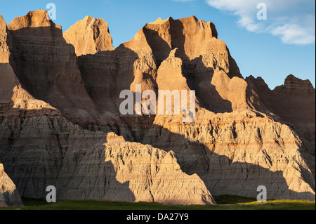 Wind, Wasser und Zeit kombinieren mit Sedimentgestein Schichten zu bilden Badlands Nationalpark in South Dakota. Stockfoto