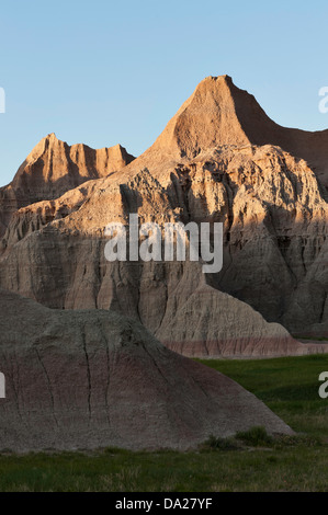 Wind, Wasser und Zeit kombinieren mit Sedimentgestein Schichten zu bilden Badlands Nationalpark in South Dakota. Stockfoto