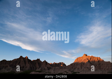 Wind, Wasser und Zeit kombinieren mit Sedimentgestein Schichten zu bilden Badlands Nationalpark in South Dakota. Stockfoto