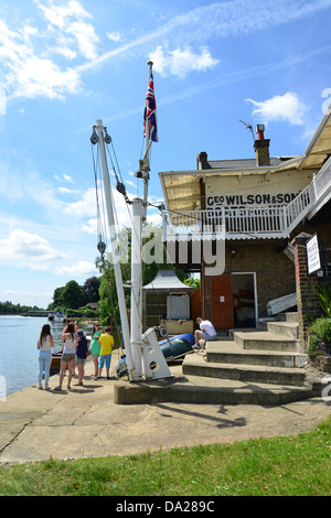 Bootsvermietung im Ferry House auf Themse, Sunbury-on-Thames, Surrey, England, Vereinigtes Königreich Stockfoto