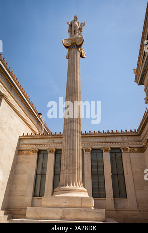 Statue des Apollo außerhalb der Akademie der Künste, Athen, Griechenland Stockfoto