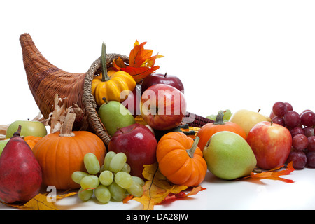 Ein überquellenden Füllhorn einschließlich, Kürbissen, Trauben, Kürbisse und Blätter auf einem weißen Hintergrund Stockfoto
