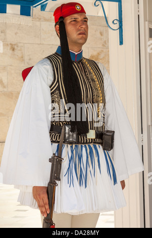 Griechischer Soldat, ein Evzone, auf Wache außerhalb des Parlamentsgebäudes, Athen, Griechenland Stockfoto