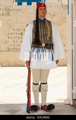 Griechischer Soldat, ein Evzone, auf Wache außerhalb des Parlamentsgebäudes, Athen, Griechenland Stockfoto