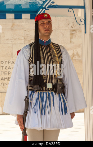 Griechischer Soldat, ein Evzone, auf Wache außerhalb des Parlamentsgebäudes, Athen, Griechenland Stockfoto