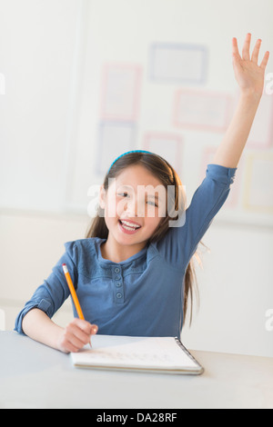 Porträt von Schulmädchen (8-9) die hand Stockfoto