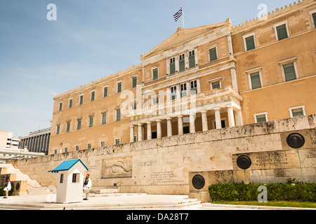 Das nationale Parlamentsgebäude und Grab des unbekannten Soldaten, Syntagma-Platz, Athen, Griechenland Stockfoto