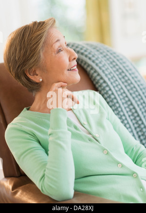 Porträt der älteren Frau zu Hause Stockfoto