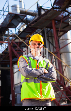 leitender Ingenieur mit verschränkten in Öl und chemische Fabrik Stockfoto