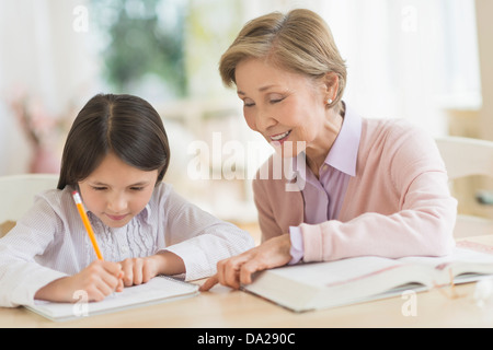 Großmutter und Enkelin (8-9) Hausaufgaben Stockfoto