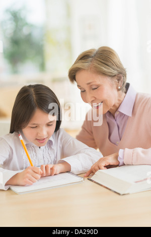 Großmutter und Enkelin (8-9) Hausaufgaben Stockfoto