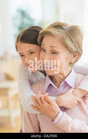 Umfassenden Großmutter Enkelin (8-9) Stockfoto