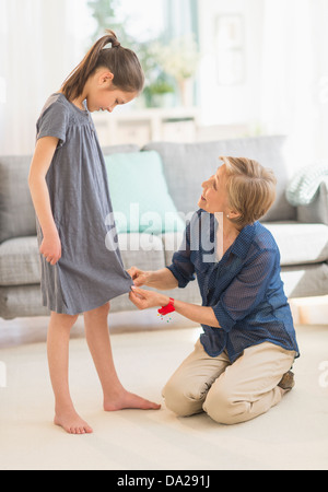 Großmutter Enkelin (8-9) Kleid nähen Pins zuweisen Stockfoto