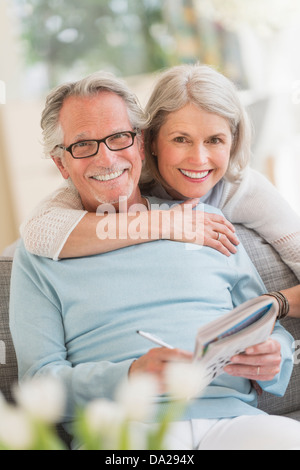 Ältere Frau umarmen senior woman Stockfoto