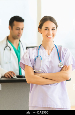 Weibliche und männliche Krankenschwestern an Krankenschwester Station im Krankenhaus Stockfoto