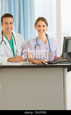 Porträt von männlichen und weiblichen Krankenschwestern an Krankenschwester Station im Krankenhaus Stockfoto
