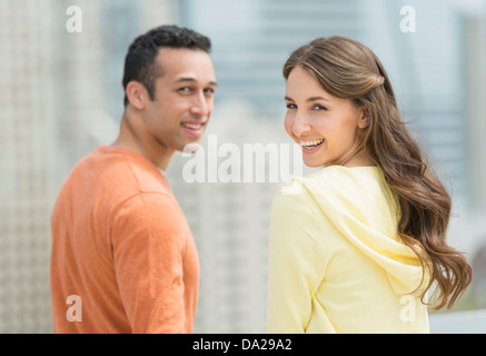 Glückliches junges Paar auf Spaziergang Stockfoto