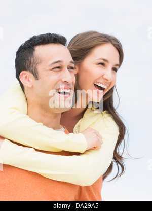 Glückliches junges Paar, umarmen Stockfoto