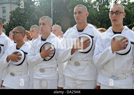 US-Marineakademie ankommende Neulingen bekannt als Plebes nehmen ihren Eid der Pflicht während Einführungstag 27. Juni 2013 in Annapolis, Maryland. Induktion Tag beginnt, wenn die eingehende Plebes Uniformen ausgegeben werden, da ärztliche Untersuchungen, Registrierung, erhalten Haare schneidet und lernen zu grüßen. Stockfoto