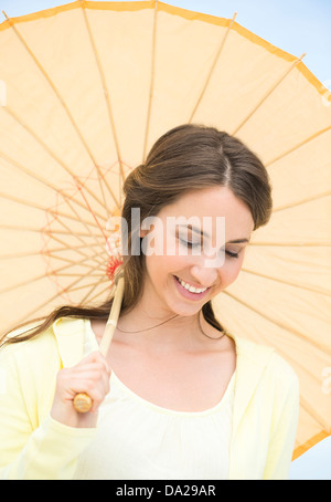 Porträt der schönen jungen Frau mit Sonnenschirm Stockfoto