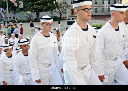 US-Marineakademie ankommende Neulingen bekannt als Plebes marschieren in die Akademie während Einführungstag 27. Juni 2013 in Annapolis, Maryland. Induktion Tag beginnt, wenn die eingehende Plebes Uniformen ausgegeben werden, da ärztliche Untersuchungen, Registrierung, erhalten Haare schneidet und lernen zu grüßen. Stockfoto