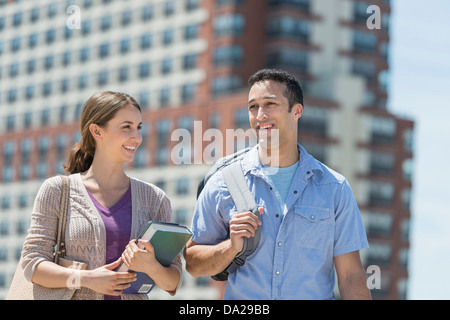 Studentinnen und Studenten auf dem Campus zu Fuß Stockfoto