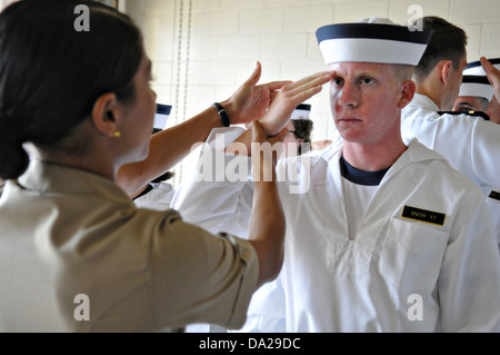 US-Marineakademie ankommende Neulingen bekannt als Plebes lernen, wie man tagsüber Induktion 27. Juni 2013 in Annapolis, Maryland zu begrüssen Induktion Tag beginnt, wenn die eingehende Plebes Uniformen ausgegeben werden, da ärztliche Untersuchungen, Registrierung, erhalten Haare schneidet und lernen zu grüßen. Stockfoto