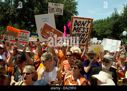 Austin, Texas, USA. 1. Juli 2013.  Tausende auf beiden Seiten der Abtreibungsdebatte ankommen im Texas Capitol am ersten Tag der zweiten genannten Sondertagung von Texas. Am letzten Tag der bestanden Sondertagung zunächst nach einer Stunde 11 + Filibuster von Texas State Senator Wendy Davis D-ft Wert genannt Senatsvorlage #5 nicht. Bildnachweis: Bob Dämmrich/Alamy Live-Nachrichten Stockfoto