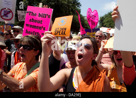 Austin, Texas, USA. 1. Juli 2013.  Tausende auf beiden Seiten der Abtreibungsdebatte ankommen im Texas Capitol am ersten Tag der zweiten genannten Sondertagung von Texas. Am letzten Tag der bestanden Sondertagung zunächst nach einer Stunde 11 + Filibuster von Texas State Senator Wendy Davis D-ft Wert genannt Senatsvorlage #5 nicht. Bildnachweis: Bob Dämmrich/Alamy Live-Nachrichten Stockfoto