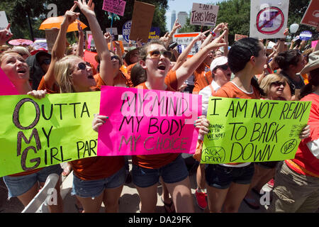 Austin, Texas, USA. 1. Juli 2013.  Tausende auf beiden Seiten der Abtreibungsdebatte ankommen im Texas Capitol am ersten Tag der zweiten genannten Sondertagung von Texas. Am letzten Tag der bestanden Sondertagung zunächst nach einer Stunde 11 + Filibuster von Texas State Senator Wendy Davis D-ft Wert genannt Senatsvorlage #5 nicht. Bildnachweis: Bob Dämmrich/Alamy Live-Nachrichten Stockfoto