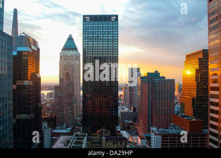 Blick nach Westen in Richtung des Hudson Flusses an die New Yorker Skyline bei Sonnenuntergang Stockfoto