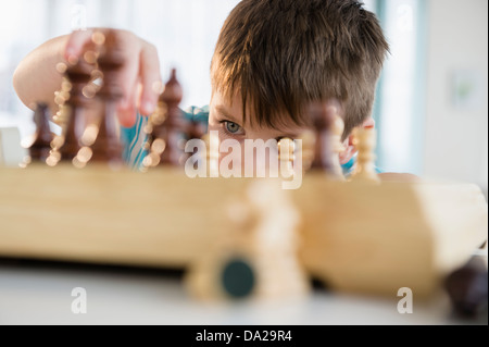 Jungen (4-5) spielen Schach Stockfoto