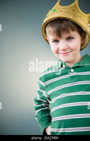 Porträt der jungen (4-5) tragen Krone Stockfoto