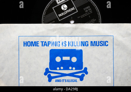 Eine gedruckte Warnung auf eine innere Plattencover sagen "home taping Musik zu töten" Stockfoto