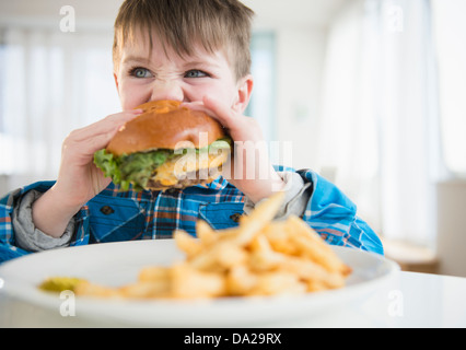 Porträt von Essen Hamburger junge (4-5) Stockfoto