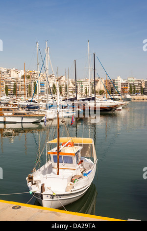 Boote vor Anker in Zea Marina, Pasalimani Bay, Piräus, Athen, Griechenland Stockfoto