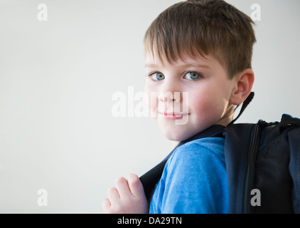 Porträt eines jungen (4-5) mit Rucksack Stockfoto