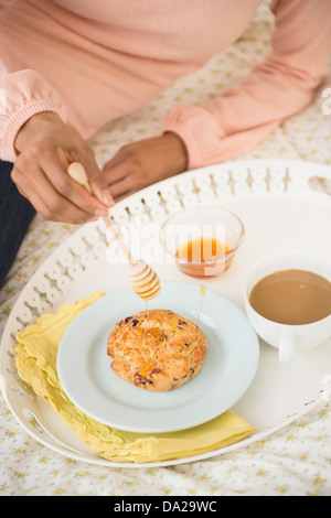 Frau im Bett zu frühstücken Stockfoto