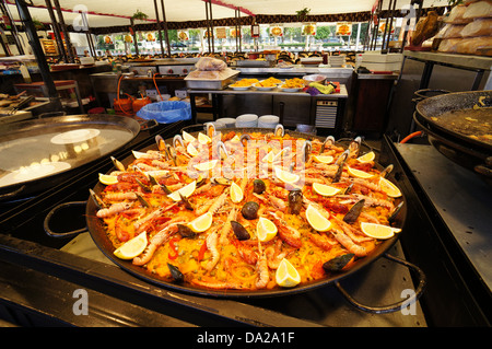 Paella, spanischen Gericht aus Reis und Fisch und Meeresfrüchte in Festplatz am April in Sevilla, Spanien Stockfoto