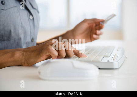 Frau macht Einkaufen im internet Stockfoto