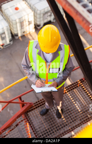 leitende Öl chemische Arbeiter arbeiten in Raffinerie-Anlage Stockfoto