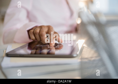 Mittleren Bereich der Frau mit digital-Tablette Stockfoto