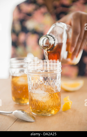 Nahaufnahme von Frau Hand Gießen Whisky Stockfoto