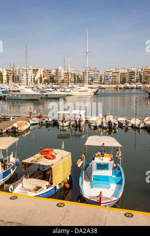 Boote vor Anker in Zea Marina, Pasalimani Bay, Piräus, Athen, Griechenland Stockfoto