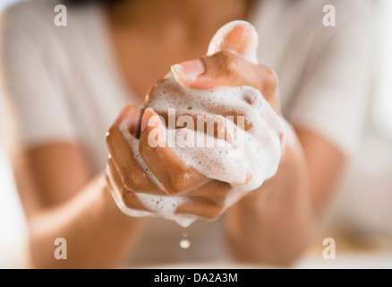 Nahaufnahme von Frau ihre Hände zu waschen Stockfoto