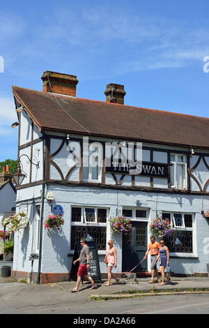 Die Swan Pub, Manor Street, Walton-on-Thames, Surrey, England, Vereinigtes Königreich Stockfoto