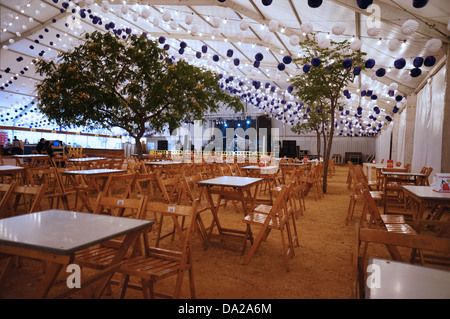Balken auf ein walking street, fest des Heiligen Johannes des Täufers, Feier in Andalusien am 22. Juni 2013 in San Juan, Huelva, Spanien Stockfoto