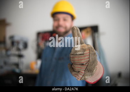 Bauarbeiter mit Daumen Stockfoto