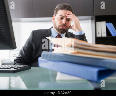 Porträt von müde Geschäftsmann im Büro sitzen Stockfoto